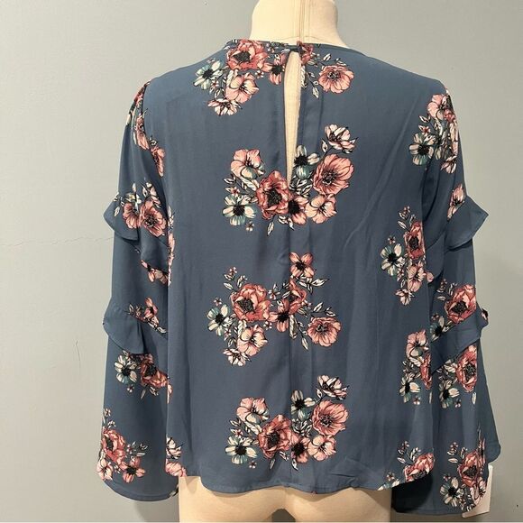 NWT Lush Ruffle Bell Sleeve Blouse in Dusty Blue Blush/Ivory Floral Size Small - Picture 4 of 7